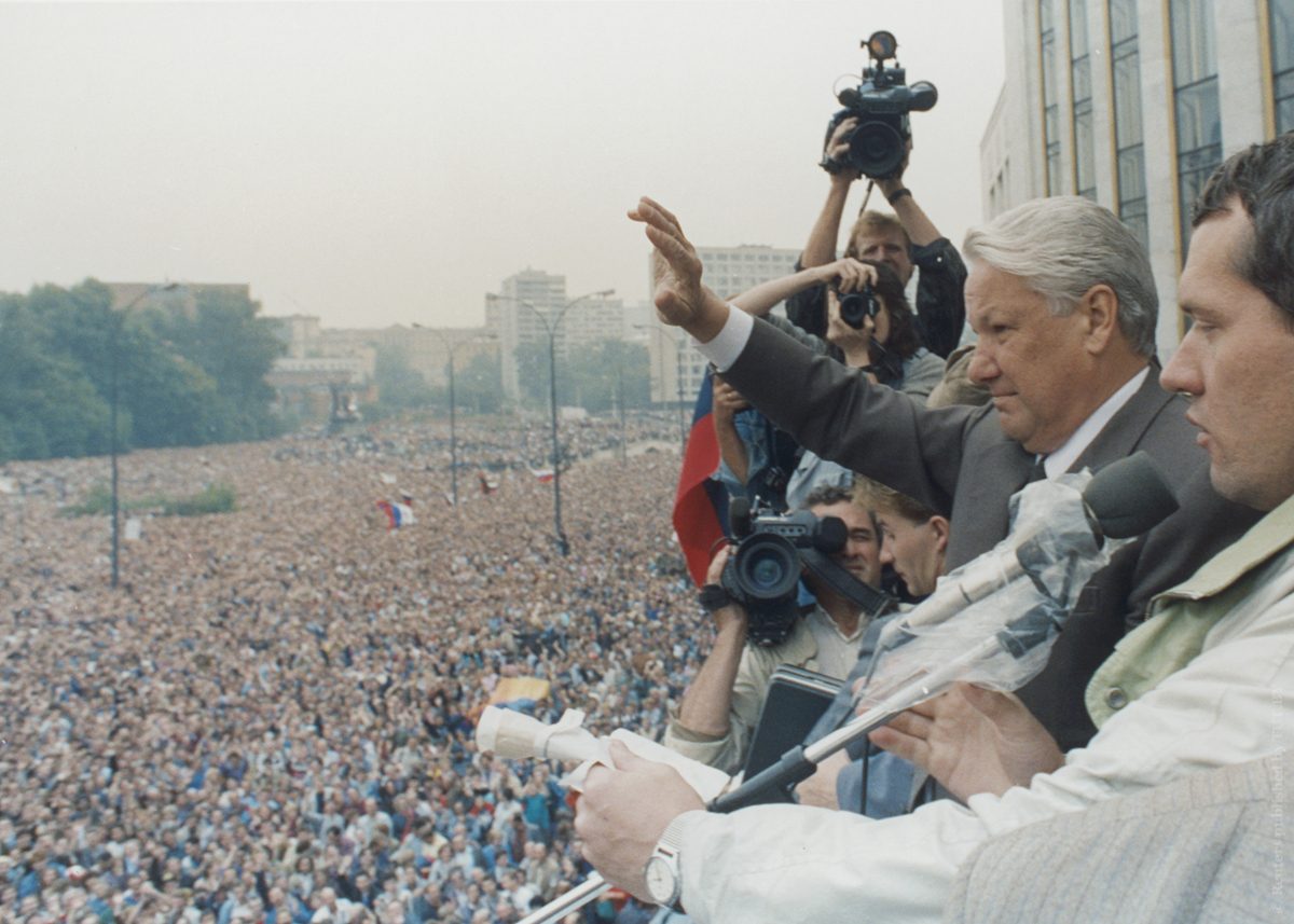 ussr-president-yeltsin-waves-to-the-crowd-2